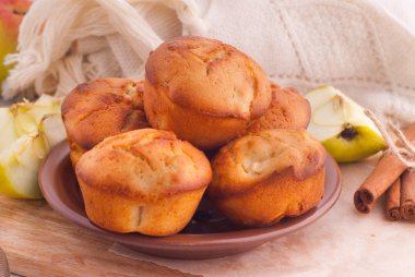 Muffins elma ve tarçın ile
