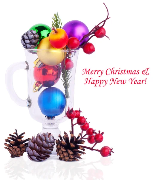 Рождественский фон с конусами, цветными шариками и стеклом — стоковое фото