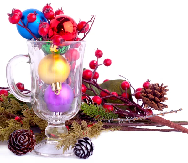 Fond de Noël avec cônes, boules de couleur et verre — Photo