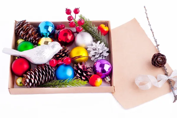 Weihnachtsdekoration - Zapfen, Kugeln, Beeren und Papier — Stockfoto