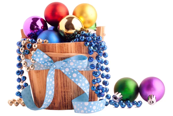 Sfondo di Natale con secchio di legno e palline di colore — Foto Stock