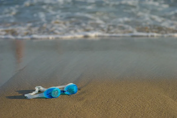 Gafas de baño en la playa — Foto de Stock