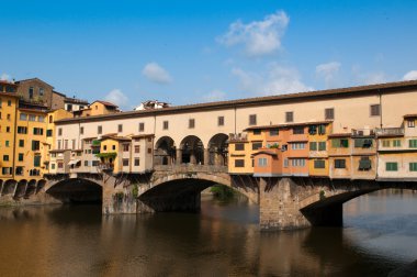 turist kalabalığından arno Nehri Floransa, Toskana, İtalya Ortaçağ köprüdür ponte vecchio (
