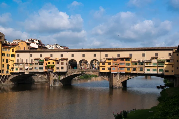 Una folla di turisti visita il Ponte Vecchio, che è un ponte medievale sul fiume Arno a Firenze, Toscana, Italia . — Foto Stock