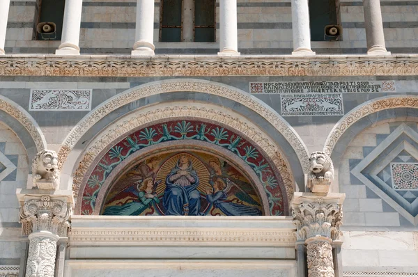 Lünette über der mittleren Tür der Kathedrale — Stockfoto