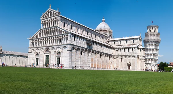 Massen von Touristen besuchen die Kathedrale und den schiefen Turm von Pisa. piazza dei miracoli, pisa, italien. — Stockfoto