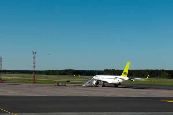 Repülőgép a rigai nemzetközi repülőtér (rix), Lettország — Stock Fotó