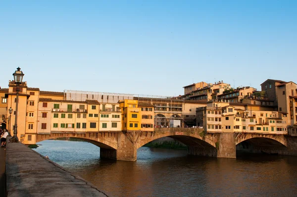 Crowds of tourists visit the Ponte Vecchio ("Old Bridge") which is a Medieval bridge over the Arno River in Florence, Tuscany, Italy. — Stock Photo, Image