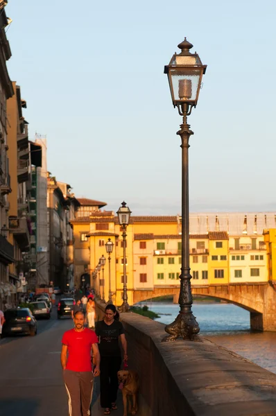 Bank near the Ponte Vecchio ("Old Bridge") at evening. Florence, Tuscany, Italy. — Stock Photo, Image