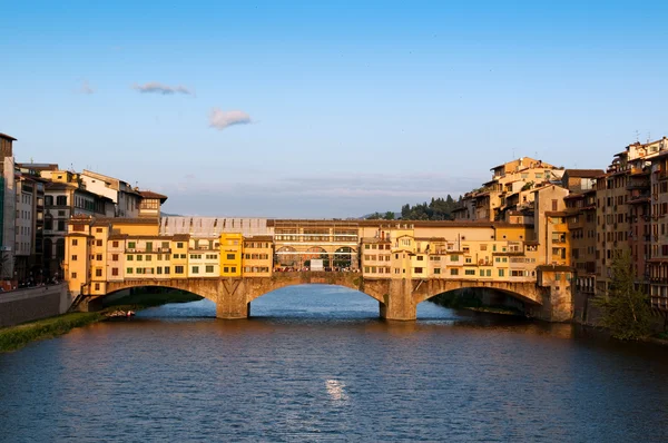 Turist kalabalığından arno Nehri Floransa, Toskana, İtalya Ortaçağ köprüdür ponte vecchio ("eski köprü") ziyaret edin.. — Stok fotoğraf