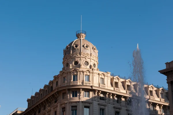 O edifício na Piazza De Ferrari em Génova, Itália — Fotografia de Stock