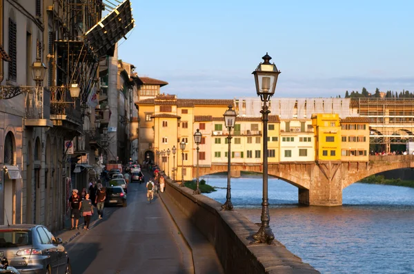 Banka yakınlarında akşam ponte vecchio ("eski köprü"). Florence, Toskana, İtalya. — Stok fotoğraf