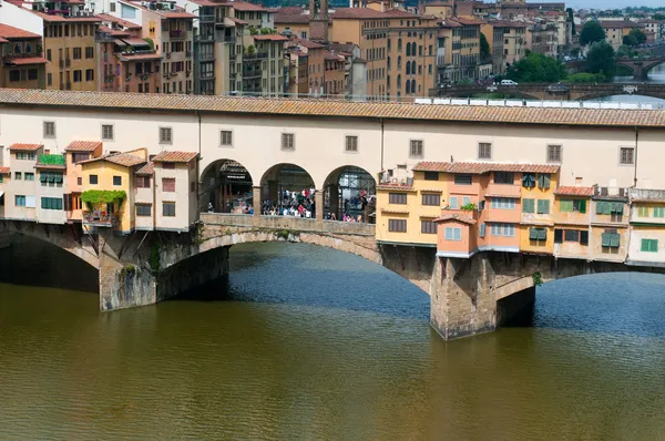 Crowds of tourists visit the Ponte Vecchio ("Old Bridge") which is a Medieval bridge over the Arno River in Florence, Tuscany, Italy. — Stock Photo, Image