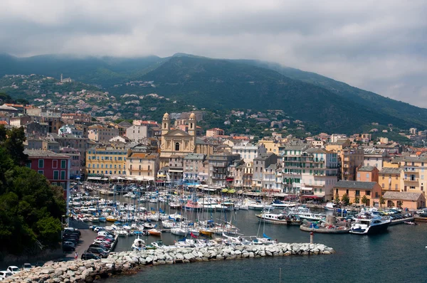 Gamla hamnen och kyrkan st Johannes Döparen i bastia. Korsika, Frankrike. — Stockfoto