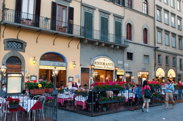 Sokak restoranlar piazza della signoria akşam. Florence, Toskana, İtalya. — Stok fotoğraf