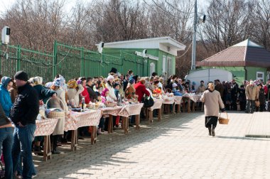 rahip tarafından Doğu kek nimet