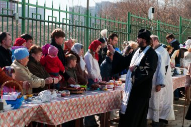 rahip tarafından Doğu kek nimet