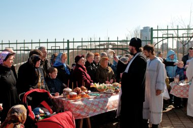 rahip tarafından Doğu kek nimet