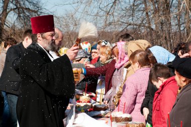 rahip tarafından Doğu kek nimet