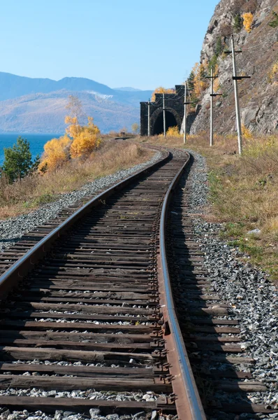 El ferrocarril Circum-Baikal - ferrocarril histórico corre a lo largo del lago baikal — Foto de Stock
