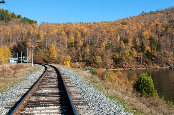 El ferrocarril Circum-Baikal - ferrocarril histórico corre a lo largo del lago baikal — Foto de Stock