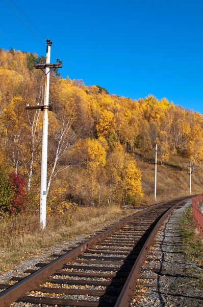 A Circum-Baikal Railway - ferrovia histórica corre ao longo do Lago baikal — Fotografia de Stock