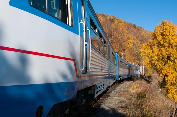 El ferrocarril Circum-Baikal - ferrocarril histórico corre a lo largo del lago baikal — Foto de Stock
