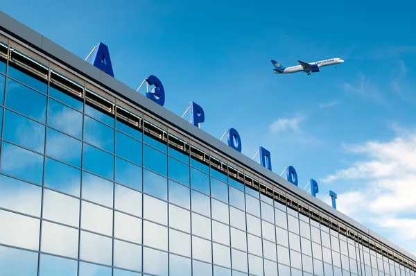 A modern orosz repülőtér repülőgép rajta — Stock Fotó
