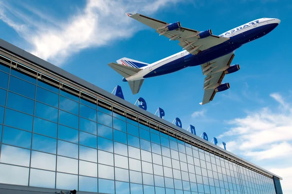 L'aéroport russe moderne avec avion au-dessus — Photo