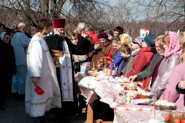 Eastern cake blessing by the priest — Stock Photo, Image