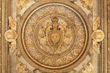 louvre Müzesi'nde bir odanın tavanı