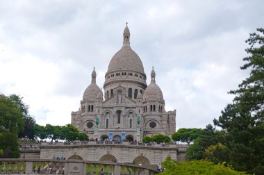 Basilique du Sacré-coeur (basilica sacred Heart), paris, Fransa. her kişi akşam bir katedral bir merdiven üzerinde gelir ve paris gece hayran