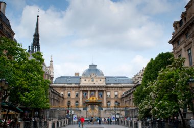 Paris'te kutsal kilise kilise ve Adalet Sarayı
