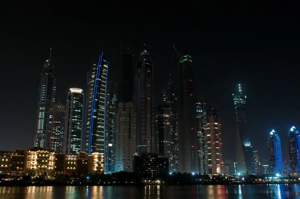 Небоскрёбы в Dubai Marina ночью, Объединенные Арабские Эмираты — стоковое фото