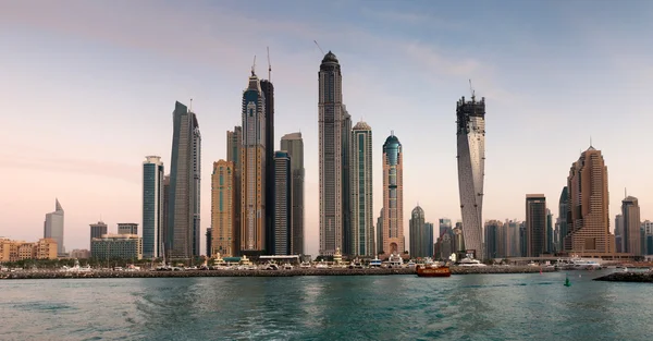 Rascacielos en Dubai Marina al atardecer, Emiratos Árabes Unidos — Foto de Stock
