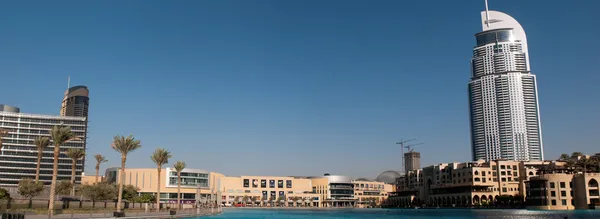 Торгового центру Dubai Mall є найбільший універмаг світу і нову адресу сучасний готель в центрі міста Burj Dubai — стокове фото