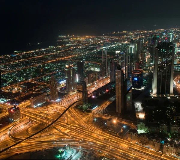 Rascacielos en Dubai por la noche. Vista desde el mirador Burj Khalifa. Emiratos Árabes Unidos — Foto de Stock