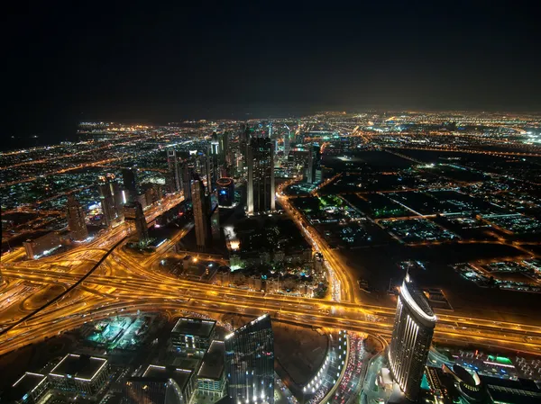 Хмарочоси в Дубаї вночі. Вид з оглядового Бурдж Халіфа. Об'єднані Арабські Емірати — стокове фото