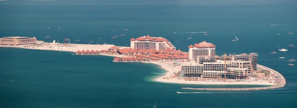 View on luxury hotels on artificial island Palm Jumeirah, Dubai, United Arab Emirates — Stock Photo, Image