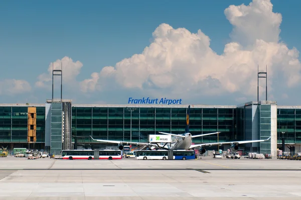 Empty Lufthansa aircraft standing on the handling ramp expecting boarding at Frankfurt airport, Germany. — Stock Photo, Image