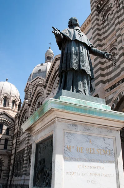 Mgr. belsunce standbeeld, kathedraal la grote, marseille. — Stockfoto