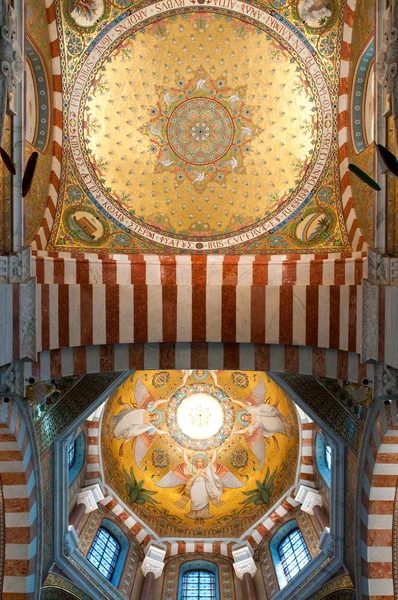Interieur der Notre-Dame de la Garde, dem wichtigsten religiösen Ort in Marseille — Stockfoto