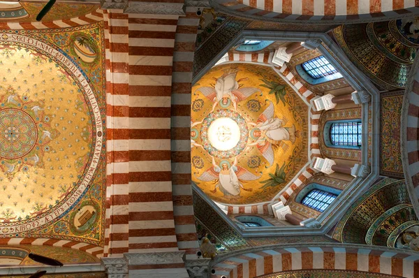 Interior de Notre-Dame de la Garde, principal lugar religioso de Marsella — Foto de Stock