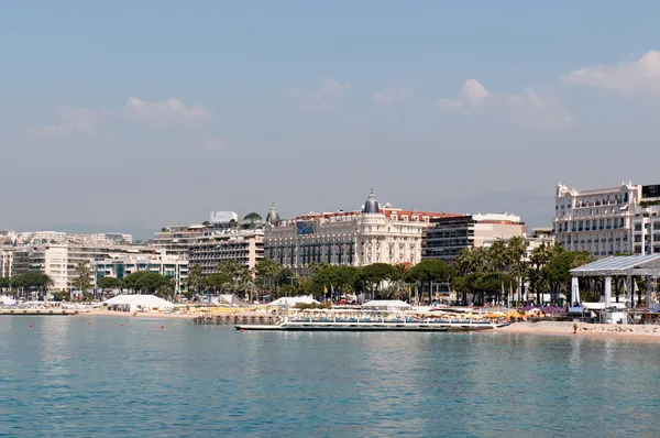 Bulevard Oastline y Croisette con hotel de lujo en Cannes —  Fotos de Stock