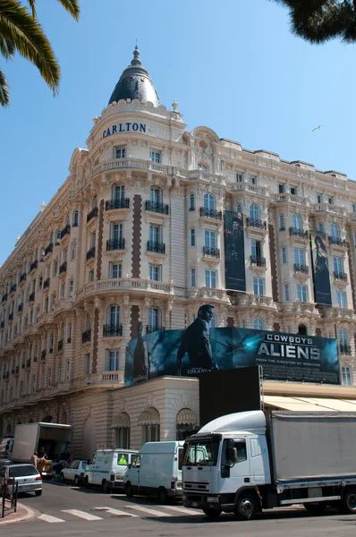 Croisette boulevard with luxury hotel InterContinental Carlton official residence for guests of Cannes film festival in Cannes — Stock Photo, Image