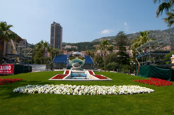 View of beautiful fountain and mirorr with reflected building of Monte Carlo Grand Casino. Monaco — Stock Photo, Image