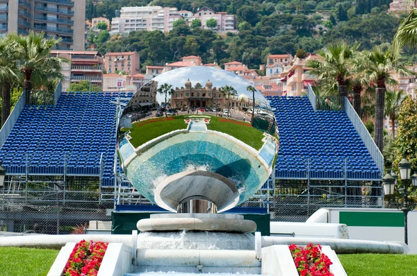 Vista de la hermosa fuente y el espejo con el edificio reflejado de Monte Carlo Grand Casino. Mónaco — Foto de Stock