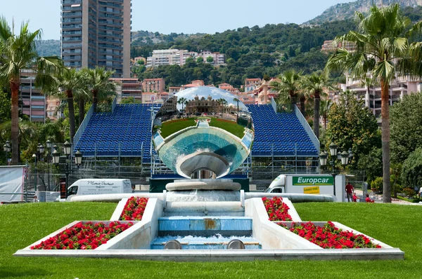 View of beautiful fountain and mirorr with reflected building of Monte Carlo Grand Casino. Monaco — Stock Photo, Image