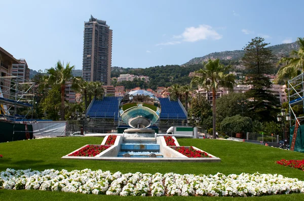 View of beautiful fountain and mirorr with reflected building of Monte Carlo Grand Casino. Monaco — Stock Photo, Image