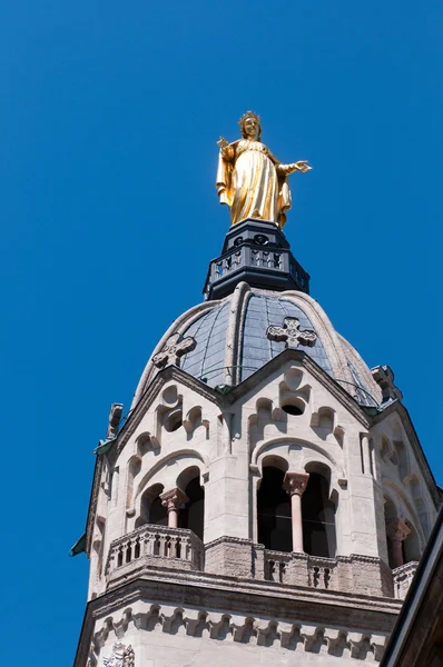Standbeeld van de moeder op de bovenkant van basilique de fourviere. Lyon. Frankrijk. — Stockfoto